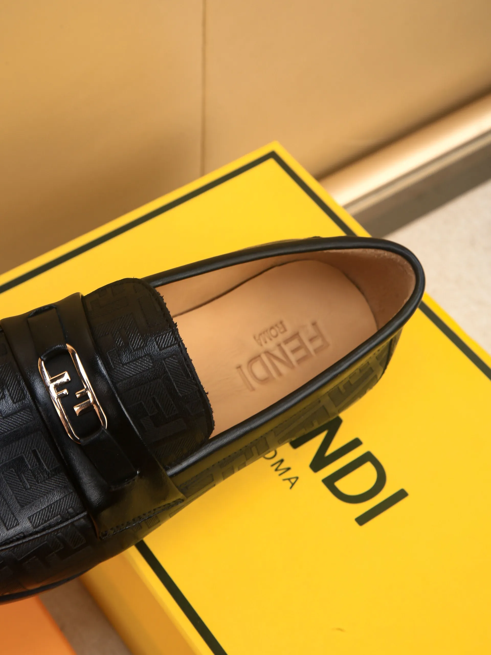Men's shoes💰460 🕷🕷【FENDI】The latest men's formal leather shoes🇨🇳Classic series not to be missed💯The first layer is made of imported first-layer cowhide☘Original quality, the leather is smooth and delicate🎋Awesome version, perfect streamlined outline🍇🐮Leather lining, code number 39-44...(customized at 38.45.46.47)